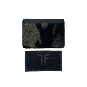 TF Cardholder – Stil trifft Funktionalität Der TF Cardholder ist die perfekte Lösung für alle, die Wert auf Minimalismus, Qualität und Organisation legen. Ob im Alltag, auf Reisen oder im Business – mit diesem hochwertigen Kartenetui hast du stets deine wichtigsten Karten sicher und kompakt verstaut. Deine Vorteile mit dem TF Cardholder Platzsparend & schlank: Passt mühelos in jede Hosen- oder Jackentasche. Hochwertige Materialien: Langlebig, robust und stilvoll – ideal für den täglichen Gebrauch. Sichere Aufbewahrung: Dank durchdachtem Design bleiben Kreditkarten, Ausweise oder Visitenkarten bestens geschützt. Zeitloses Design: Der Cardholder überzeugt durch eine elegante Optik, die zu jedem Anlass passt. Für wen ist der TF Cardholder geeignet? Der TF Cardholder ist ideal für alle, die Ordnung und Stil kombinieren möchten. Ob für Geschäftsleute, Vielreisende oder Minimalisten – dieses Kartenetui ist ein echtes Must-have. Warum TF? Mit dem Cardholder von TF setzt du auf Premium-Qualität und ein durchdachtes Design, das Funktionalität und Ästhetik vereint. Perfekt, wenn du eine smarte Alternative zum klassischen Portemonnaie suchst.