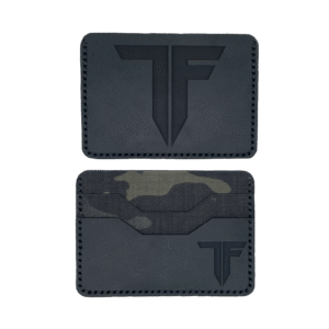 TF Cardholder – Stil trifft Funktionalität Der TF Cardholder ist die perfekte Lösung für alle, die Wert auf Minimalismus, Qualität und Organisation legen. Ob im Alltag, auf Reisen oder im Business – mit diesem hochwertigen Kartenetui hast du stets deine wichtigsten Karten sicher und kompakt verstaut. Deine Vorteile mit dem TF Cardholder Platzsparend & schlank: Passt mühelos in jede Hosen- oder Jackentasche. Hochwertige Materialien: Langlebig, robust und stilvoll – ideal für den täglichen Gebrauch. Sichere Aufbewahrung: Dank durchdachtem Design bleiben Kreditkarten, Ausweise oder Visitenkarten bestens geschützt. Zeitloses Design: Der Cardholder überzeugt durch eine elegante Optik, die zu jedem Anlass passt. Für wen ist der TF Cardholder geeignet? Der TF Cardholder ist ideal für alle, die Ordnung und Stil kombinieren möchten. Ob für Geschäftsleute, Vielreisende oder Minimalisten – dieses Kartenetui ist ein echtes Must-have. Warum TF? Mit dem Cardholder von TF setzt du auf Premium-Qualität und ein durchdachtes Design, das Funktionalität und Ästhetik vereint. Perfekt, wenn du eine smarte Alternative zum klassischen Portemonnaie suchst.