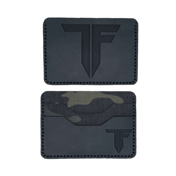 TF Cardholder – Stil trifft Funktionalität Der TF Cardholder ist die perfekte Lösung für alle, die Wert auf Minimalismus, Qualität und Organisation legen. Ob im Alltag, auf Reisen oder im Business – mit diesem hochwertigen Kartenetui hast du stets deine wichtigsten Karten sicher und kompakt verstaut. Deine Vorteile mit dem TF Cardholder Platzsparend & schlank: Passt mühelos in jede Hosen- oder Jackentasche. Hochwertige Materialien: Langlebig, robust und stilvoll – ideal für den täglichen Gebrauch. Sichere Aufbewahrung: Dank durchdachtem Design bleiben Kreditkarten, Ausweise oder Visitenkarten bestens geschützt. Zeitloses Design: Der Cardholder überzeugt durch eine elegante Optik, die zu jedem Anlass passt. Für wen ist der TF Cardholder geeignet? Der TF Cardholder ist ideal für alle, die Ordnung und Stil kombinieren möchten. Ob für Geschäftsleute, Vielreisende oder Minimalisten – dieses Kartenetui ist ein echtes Must-have. Warum TF? Mit dem Cardholder von TF setzt du auf Premium-Qualität und ein durchdachtes Design, das Funktionalität und Ästhetik vereint. Perfekt, wenn du eine smarte Alternative zum klassischen Portemonnaie suchst.