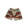 Die Tiger Stripe Badeshort ist die perfekte Kombination aus taktischem Design, Funktionalität und Komfort. Hergestellt aus hochwertigem Polyester, ist diese Badehose besonders strapazierfähig, schnelltrocknend und bietet dir volle Bewegungsfreiheit – egal ob beim Schwimmen, Training oder Outdoor-Einsatz. Das auffällige Tiger Stripe Camouflage-Muster sorgt für den markanten Look, während der elastische Bund mit Kordelzug optimalen Halt garantiert. Besonders praktisch: die Reißverschlusstasche auf der Rückseite. Hier lassen sich Schlüssel, Karten oder kleine Gegenstände sicher verstauen – ideal für unterwegs. Produkt-Highlights: Material: 100 % hochwertiger Polyester – robust & leicht Design: Klassisches Tiger Stripe Camo für einen authentischen Tactical-Look Passform: Bequemer Schnitt mit elastischem Bund und Kordelzug Funktion: Zwei Seitentaschen + Gesäßtaschen mit YKK Reißverschluss Einsatz: Perfekt für Strand, Sport, Freizeit & Outdoor-Aktivitäten Normale Größen z.b XL // 186cm bei 98 Kilo passend. Mit dieser Badeshort verbindest du Tactical Style mit funktionaler Qualität – entwickelt für alle, die mehr wollen als nur Standard. BE FORWARD