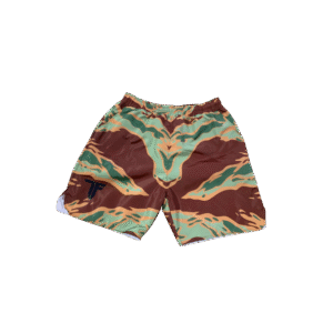 Die Tiger Stripe Badeshort ist die perfekte Kombination aus taktischem Design, Funktionalität und Komfort. Hergestellt aus hochwertigem Polyester, ist diese Badehose besonders strapazierfähig, schnelltrocknend und bietet dir volle Bewegungsfreiheit – egal ob beim Schwimmen, Training oder Outdoor-Einsatz. Das auffällige Tiger Stripe Camouflage-Muster sorgt für den markanten Look, während der elastische Bund mit Kordelzug optimalen Halt garantiert. Besonders praktisch: die Reißverschlusstasche auf der Rückseite. Hier lassen sich Schlüssel, Karten oder kleine Gegenstände sicher verstauen – ideal für unterwegs. Produkt-Highlights: Material: 100 % hochwertiger Polyester – robust & leicht Design: Klassisches Tiger Stripe Camo für einen authentischen Tactical-Look Passform: Bequemer Schnitt mit elastischem Bund und Kordelzug Funktion: Zwei Seitentaschen + Gesäßtaschen mit YKK Reißverschluss Einsatz: Perfekt für Strand, Sport, Freizeit & Outdoor-Aktivitäten Normale Größen z.b XL // 186cm bei 98 Kilo passend. Mit dieser Badeshort verbindest du Tactical Style mit funktionaler Qualität – entwickelt für alle, die mehr wollen als nur Standard. BE FORWARD