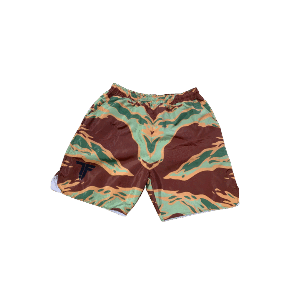 Die Tiger Stripe Badeshort ist die perfekte Kombination aus taktischem Design, Funktionalität und Komfort. Hergestellt aus hochwertigem Polyester, ist diese Badehose besonders strapazierfähig, schnelltrocknend und bietet dir volle Bewegungsfreiheit – egal ob beim Schwimmen, Training oder Outdoor-Einsatz. Das auffällige Tiger Stripe Camouflage-Muster sorgt für den markanten Look, während der elastische Bund mit Kordelzug optimalen Halt garantiert. Besonders praktisch: die Reißverschlusstasche auf der Rückseite. Hier lassen sich Schlüssel, Karten oder kleine Gegenstände sicher verstauen – ideal für unterwegs. Produkt-Highlights: Material: 100 % hochwertiger Polyester – robust & leicht Design: Klassisches Tiger Stripe Camo für einen authentischen Tactical-Look Passform: Bequemer Schnitt mit elastischem Bund und Kordelzug Funktion: Zwei Seitentaschen + Gesäßtaschen mit YKK Reißverschluss Einsatz: Perfekt für Strand, Sport, Freizeit & Outdoor-Aktivitäten Normale Größen z.b XL // 186cm bei 98 Kilo passend. Mit dieser Badeshort verbindest du Tactical Style mit funktionaler Qualität – entwickelt für alle, die mehr wollen als nur Standard. BE FORWARD