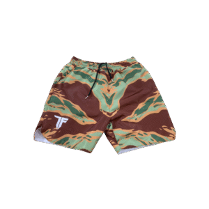 Die Tiger Stripe Badeshort ist die perfekte Kombination aus taktischem Design, Funktionalität und Komfort. Hergestellt aus hochwertigem Polyester, ist diese Badehose besonders strapazierfähig, schnelltrocknend und bietet dir volle Bewegungsfreiheit – egal ob beim Schwimmen, Training oder Outdoor-Einsatz. Das auffällige Tiger Stripe Camouflage-Muster sorgt für den markanten Look, während der elastische Bund mit Kordelzug optimalen Halt garantiert. Besonders praktisch: die Reißverschlusstasche auf der Rückseite. Hier lassen sich Schlüssel, Karten oder kleine Gegenstände sicher verstauen – ideal für unterwegs. Produkt-Highlights: Material: 100 % hochwertiger Polyester – robust & leicht Design: Klassisches Tiger Stripe Camo für einen authentischen Tactical-Look Passform: Bequemer Schnitt mit elastischem Bund und Kordelzug Funktion: Zwei Seitentaschen + Gesäßtaschen mit YKK Reißverschluss Einsatz: Perfekt für Strand, Sport, Freizeit & Outdoor-Aktivitäten Normale Größen z.b XL // 186cm bei 98 Kilo passend. Mit dieser Badeshort verbindest du Tactical Style mit funktionaler Qualität – entwickelt für alle, die mehr wollen als nur Standard. BE FORWARD