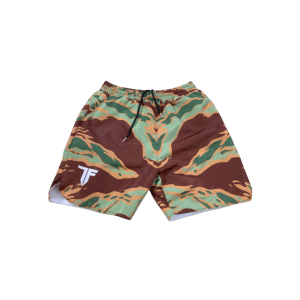 Die Tiger Stripe Badeshort ist die perfekte Kombination aus taktischem Design, Funktionalität und Komfort. Hergestellt aus hochwertigem Polyester, ist diese Badehose besonders strapazierfähig, schnelltrocknend und bietet dir volle Bewegungsfreiheit – egal ob beim Schwimmen, Training oder Outdoor-Einsatz. Das auffällige Tiger Stripe Camouflage-Muster sorgt für den markanten Look, während der elastische Bund mit Kordelzug optimalen Halt garantiert. Besonders praktisch: die Reißverschlusstasche auf der Rückseite. Hier lassen sich Schlüssel, Karten oder kleine Gegenstände sicher verstauen – ideal für unterwegs. Produkt-Highlights: Material: 100 % hochwertiger Polyester – robust & leicht Design: Klassisches Tiger Stripe Camo für einen authentischen Tactical-Look Passform: Bequemer Schnitt mit elastischem Bund und Kordelzug Funktion: Zwei Seitentaschen + Gesäßtaschen mit YKK Reißverschluss Einsatz: Perfekt für Strand, Sport, Freizeit & Outdoor-Aktivitäten Normale Größen z.b XL // 186cm bei 98 Kilo passend. Mit dieser Badeshort verbindest du Tactical Style mit funktionaler Qualität – entwickelt für alle, die mehr wollen als nur Standard. BE FORWARD