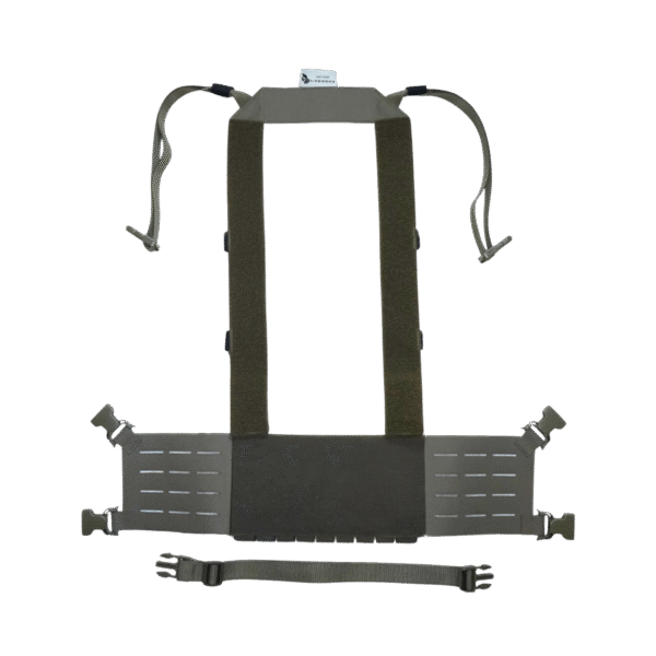 Paradox Tactical Modular Rig – Modulares Chest Rig ohne Kompromisse Das Paradox Tactical Modular Rig ist die perfekte Lösung für alle, die höchste Ansprüche an ihre taktische Ausrüstung stellen. Entwickelt für Profis im Einsatz, Airsoft-Spieler und Outdoor-Enthusiasten, kombiniert dieses modulare Chest Rig maximale Flexibilität mit kompromissloser Robustheit. Dank seines modularen Systems kannst du Taschen, Mag Pouches und Zubehör individuell anpassen – für optimale Organisation und schnelle Zugriffsmöglichkeiten. Ob als Plattenträger-Ergänzung, eigenständiges Rig oder vielseitige Loadout-Basis: Das Paradox Tactical Modular Rig passt sich jeder Mission an. Gefertigt aus strapazierfähigen Materialien, überzeugt es durch Langlebigkeit, Komfort und zuverlässige Performance – auch unter härtesten Bedingungen. Das ergonomische Design sorgt für eine ideale Gewichtsverteilung, während robuste Träger und Befestigungspunkte absolute Stabilität garantieren. Vorteile des Paradox Tactical Modular Rig Modulares Chest Rig mit flexiblen Anbaumöglichkeiten Taktische Ausrüstung für Profis, Airsoft und Outdoor Leicht, ergonomisch und robust für maximalen Komfort Individuell konfigurierbar für jede Einsatzumgebung Langlebige Materialien für extreme Belastungen Mit dem Paradox Tactical Modular Rig entscheidest du dich für ein Chest Rig, das keine Kompromisse kennt – ob im Einsatz, beim Training oder auf dem Spielfeld.