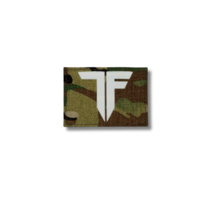 Setze ein klares Statement mit dem hochwertigen TF Tactical Patch im Multicam-Design. Das markante, minimalistische TF-Logo in Schwarz sorgt für eine starke Optik und maximale Wiedererkennung – egal ob auf Einsatzbekleidung, Rucksack oder Cap. Gefertigt aus strapazierfähigem Material mit sauber vernähter Umrandung überzeugt der Patch durch Langlebigkeit und Formstabilität. Dank praktischer Klettfläche auf der Rückseite lässt sich das Abzeichen schnell und sicher anbringen und jederzeit austauschen. Ob für Airsoft, Outdoor, Training oder als stylisches Accessoire – dieser Patch kombiniert Funktionalität mit modernem Tactical-Look.