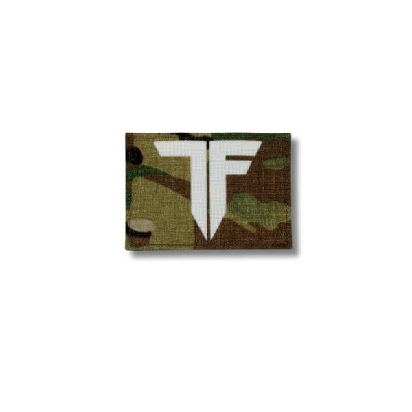 TF Patch Setze ein klares Statement mit dem hochwertigen TF Tactical Patch im Multicam-Design. Das markante, minimalistische TF-Logo in Schwarz sorgt für eine starke Optik und maximale Wiedererkennung – egal ob auf Einsatzbekleidung, Rucksack oder Cap. Gefertigt aus strapazierfähigem Material mit sauber vernähter Umrandung überzeugt der Patch durch Langlebigkeit und Formstabilität. Dank praktischer Klettfläche auf der Rückseite lässt sich das Abzeichen schnell und sicher anbringen und jederzeit austauschen. Ob für Airsoft, Outdoor, Training oder als stylisches Accessoire – dieser Patch kombiniert Funktionalität mit modernem Tactical-Look.