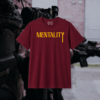 Kein Gerede. Nur Einstellung. „MENTALITY“ ist kein Design – es ist eine Ansage. Wer dieses Shirt trägt, weiß, dass Fokus und Disziplin nicht verhandelbar sind.