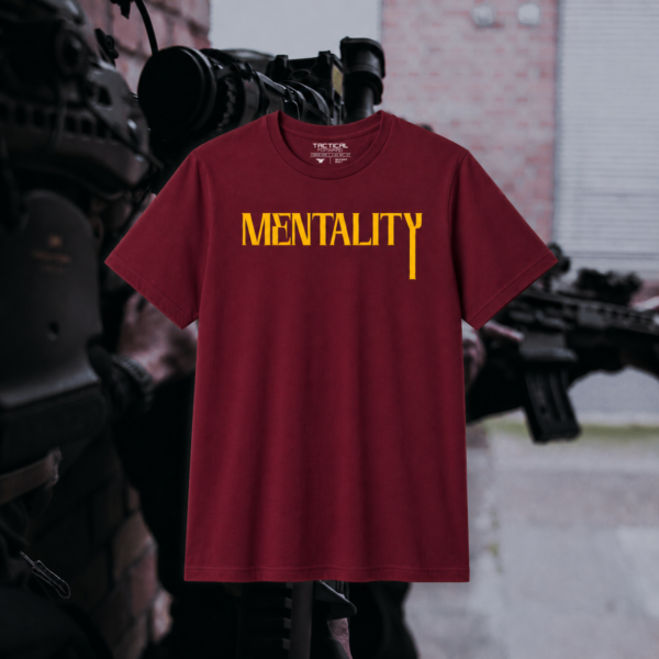 Kein Gerede. Nur Einstellung. „MENTALITY“ ist kein Design – es ist eine Ansage. Wer dieses Shirt trägt, weiß, dass Fokus und Disziplin nicht verhandelbar sind.