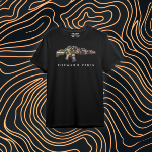 tactical-forward-forward-vibes-tshirt-schwarz Stylisches schwarzes Tactical Forward T-Shirt mit einzigartigem „Forward Vibes“ Design. Perfekt für Streetwear, Alltag und einen starken Look.