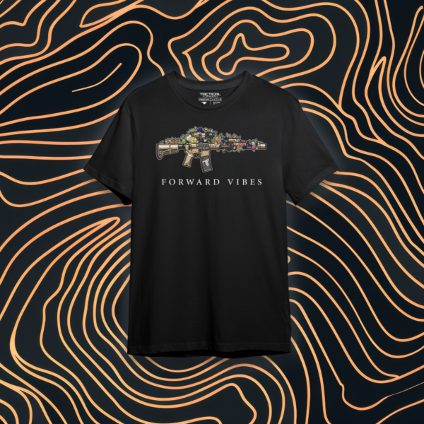 tactical-forward-forward-vibes-tshirt-schwarz Stylisches schwarzes Tactical Forward T-Shirt mit einzigartigem „Forward Vibes“ Design. Perfekt für Streetwear, Alltag und einen starken Look.