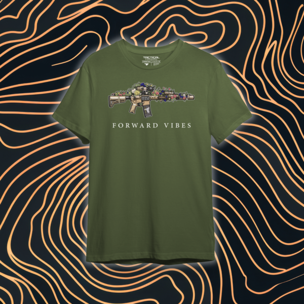 tactical-forward-forward-vibes-tshirt-schwarz Stylisches schwarzes Tactical Forward T-Shirt mit einzigartigem „Forward Vibes“ Design. Perfekt für Streetwear, Alltag und einen starken Look.