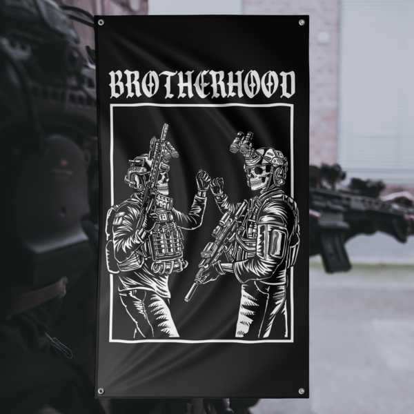 Brotherhood Flagge Die Brotherhood Tactical Flagge steht für Loyalität, Zusammenhalt und eine klare Haltung. Mit dem markanten „Brotherhood“-Schriftzug und dem detailreichen Tactical-Design verkörpert sie die Werte einer starken Community.