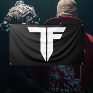 TF Basic Flagge Die TF Tactical Forward Flagge steht für klare Haltung, modernen Tactical Style und starke Markenidentität. Mit dem markanten TF-Logo im Zentrum wird diese Flagge zum echten Blickfang – egal ob im Zimmer, im Gym, im Setup oder bei Events. Gefertigt im hochwertigen Look überzeugt die Flagge durch ihr minimalistisches, kraftvolles Design. Das kontrastreiche Logo sorgt für maximale Sichtbarkeit und Wiedererkennungswert – genau das, was eine starke Marke braucht