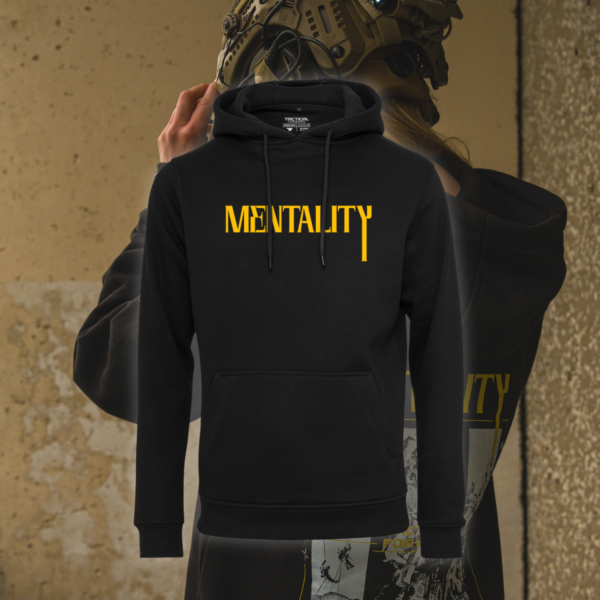 Hoodie Mentality Schwarzer Mentality Hoodie mit gelbem Frontprint und starkem Backprint. Tactical Streetwear für Fokus, Disziplin und echtes Mindset.