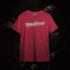 Tactical Forward Retro Style Shirt Burgundy Tactical Forward Retro Style Shirt in Burgundy mit weißem Baseball-Script-Logo vor dunklem Military-Lifestyle-Hintergrund