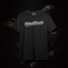 Tactical Forward Retro Style Shirt schwarz Schwarzes Tactical Forward Retro Style Shirt mit weißem Baseball-Script-Logo vor dunklem Military-Lifestyle-Hintergrund