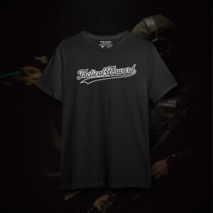 Tactical Forward Retro Style Shirt schwarz Schwarzes Tactical Forward Retro Style Shirt mit weißem Baseball-Script-Logo vor dunklem Military-Lifestyle-Hintergrund