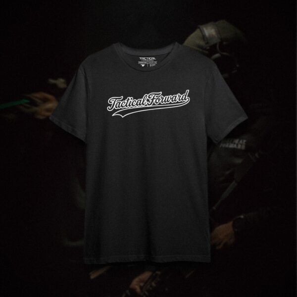 Tactical Forward Retro Style Shirt schwarz Schwarzes Tactical Forward Retro Style Shirt mit weißem Baseball-Script-Logo vor dunklem Military-Lifestyle-Hintergrund