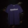 Tactical Forward Retro Style Shirt Navy Tactical Forward Retro Style Shirt in Navy mit weißem Baseball-Script-Logo vor dunklem Military-Lifestyle-Hintergrund