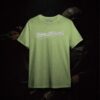 Tactical Forward Retro Style Shirt Olive Tactical Forward Retro Style Shirt in Olive mit weißem Baseball-Script-Logo vor dunklem Military-Lifestyle-Hintergrund